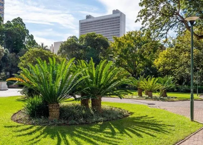 Spacious Apartment In Cbd Pool & Parking Perfect For The Corporate Traveller
