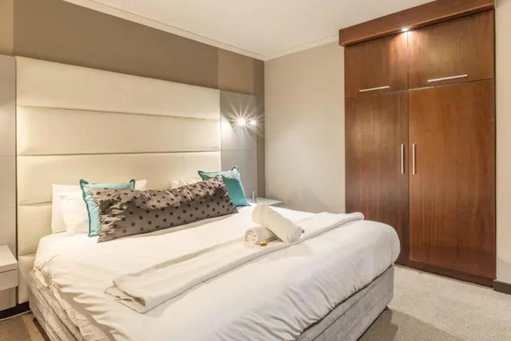 Apartamento Spacious In Cbd Pool & Parking Perfect For The Corporate Traveller *