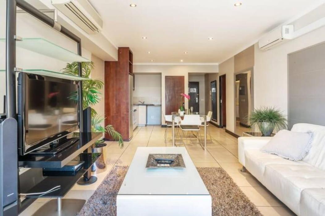 Spacious In Cbd Pool & Parking Perfect For The Corporate Traveller *