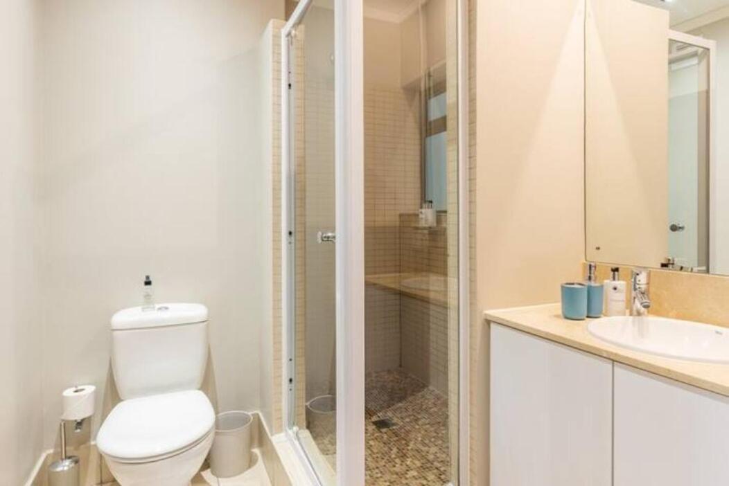 Spacious In Cbd Pool & Parking Perfect For The Corporate Traveller